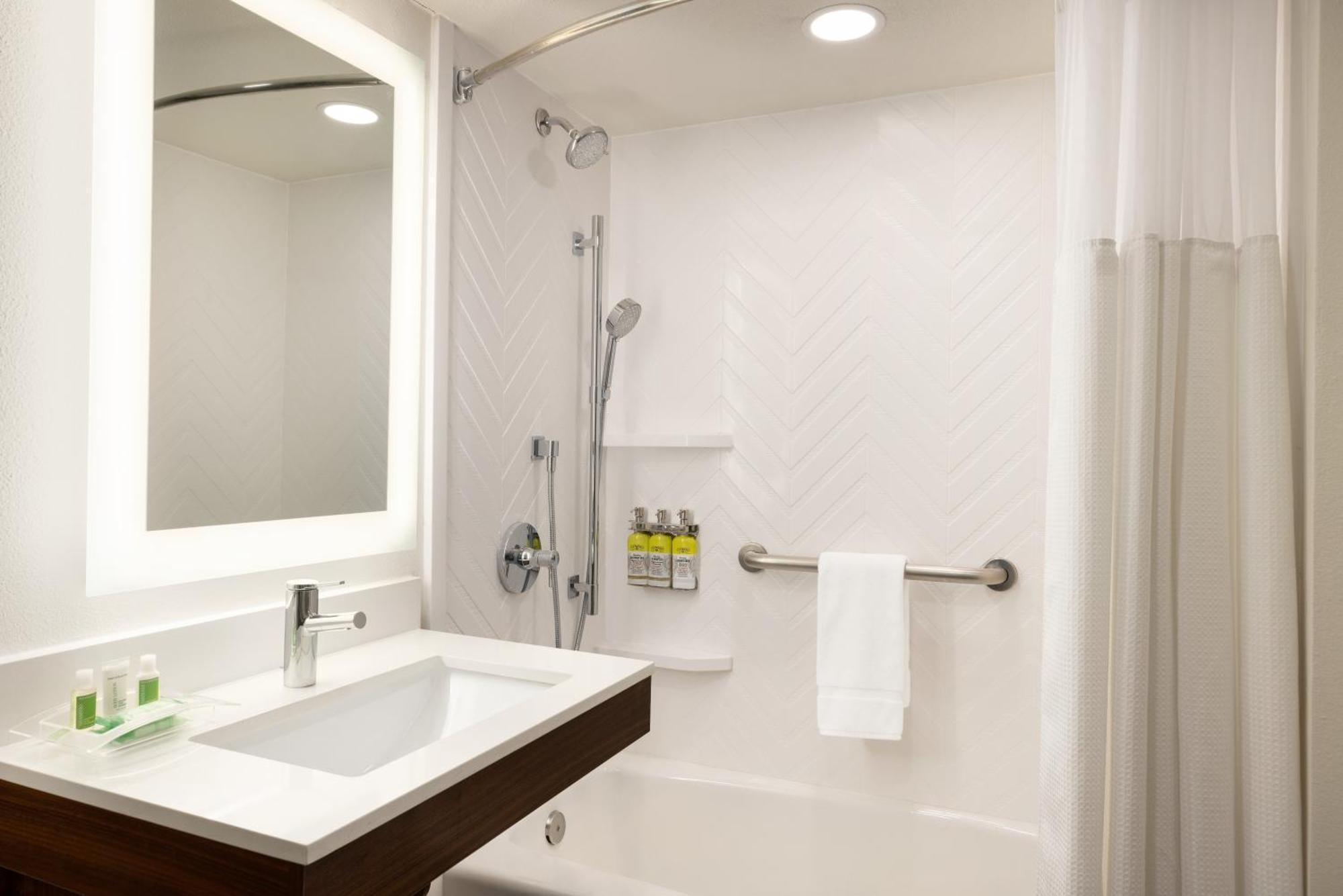 Doubletree By Hilton Fort Worth South Екстериор снимка